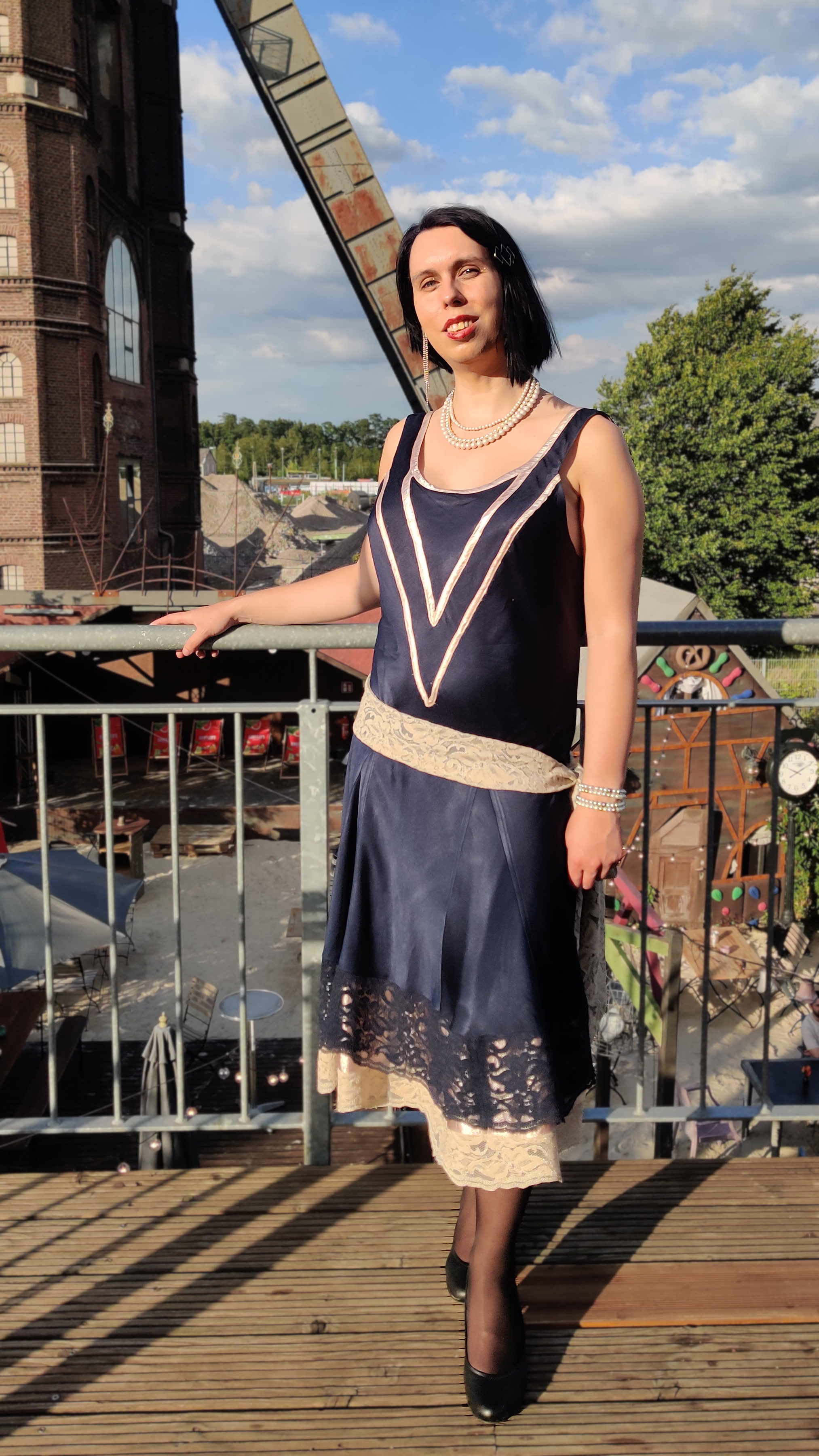Bild: Blaues Kleid im Stil der 1920er Jahre.