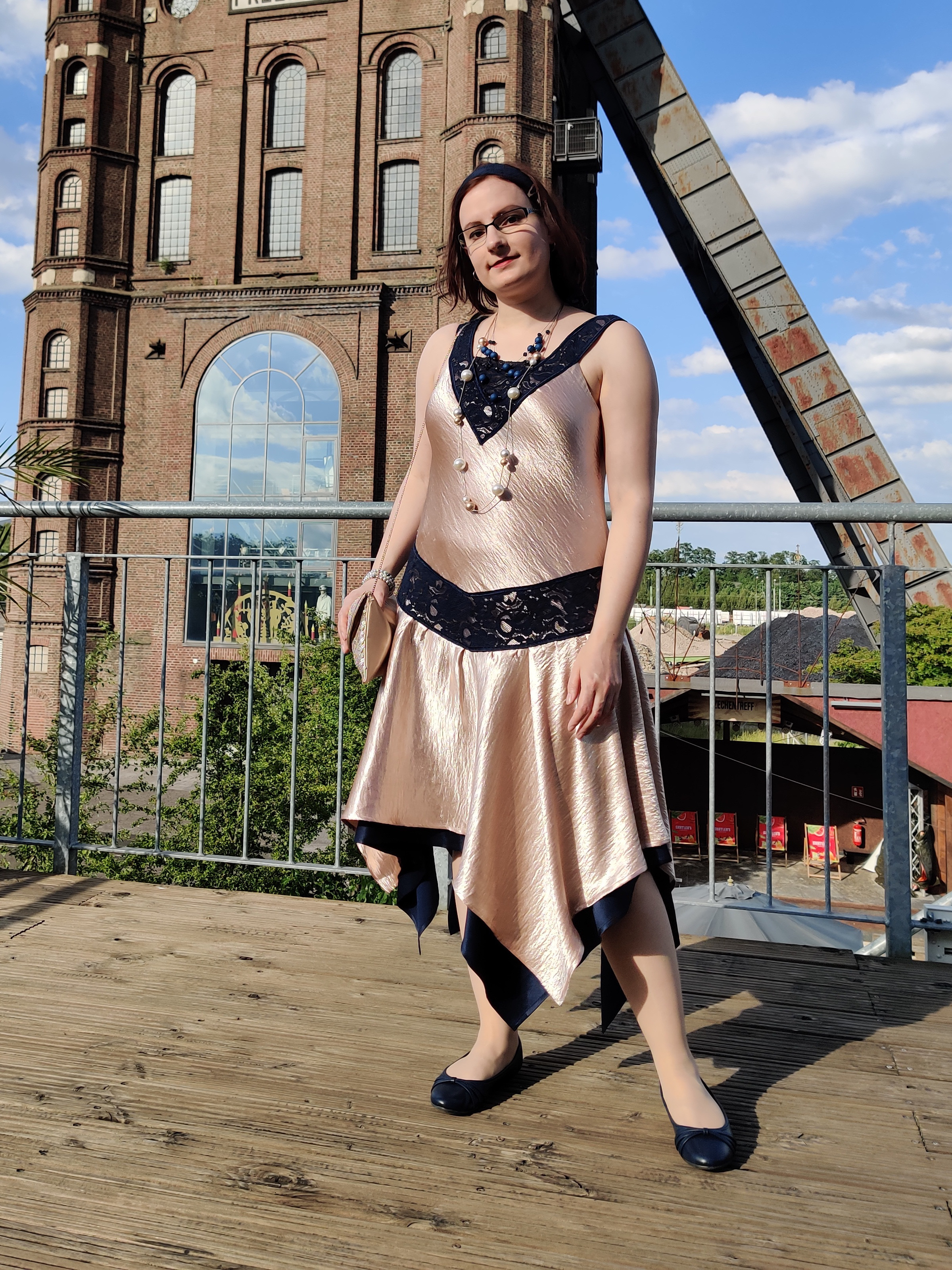 Bild: Goldenes Kleid im Stil der 1920er Jahre.
