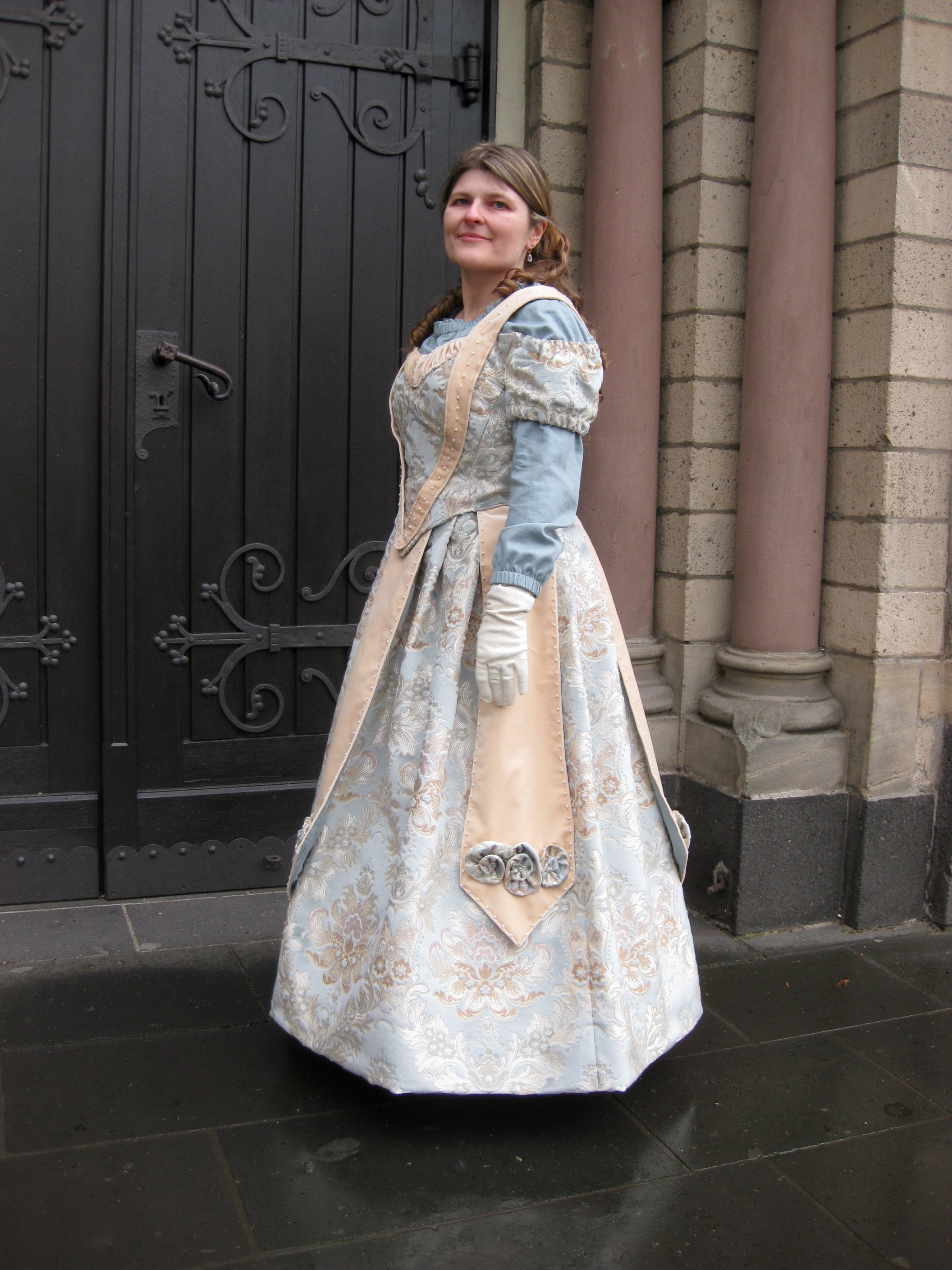Bild: Ballkleid von vorne.