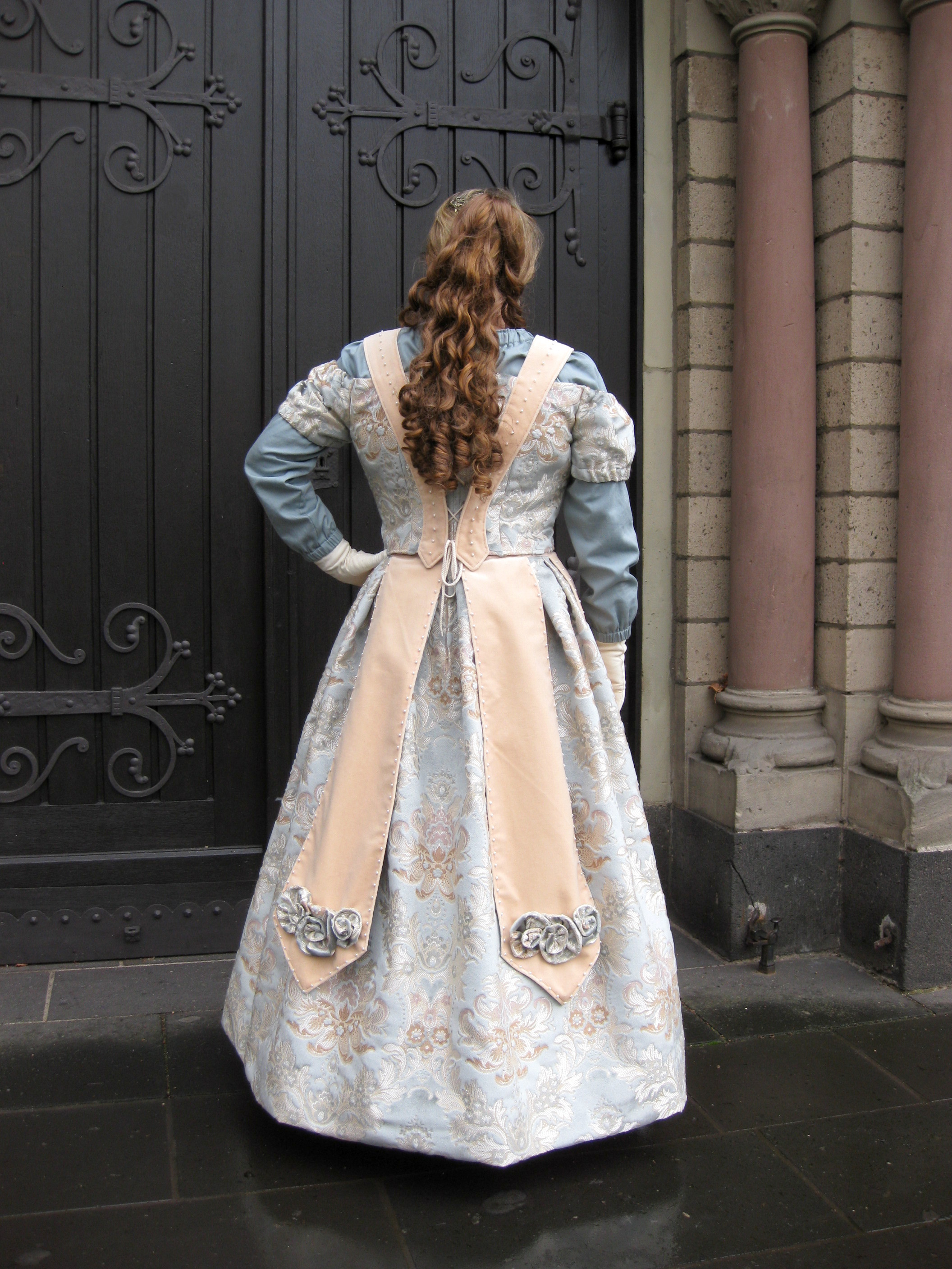 Bild: Ballkleid von hinten.
