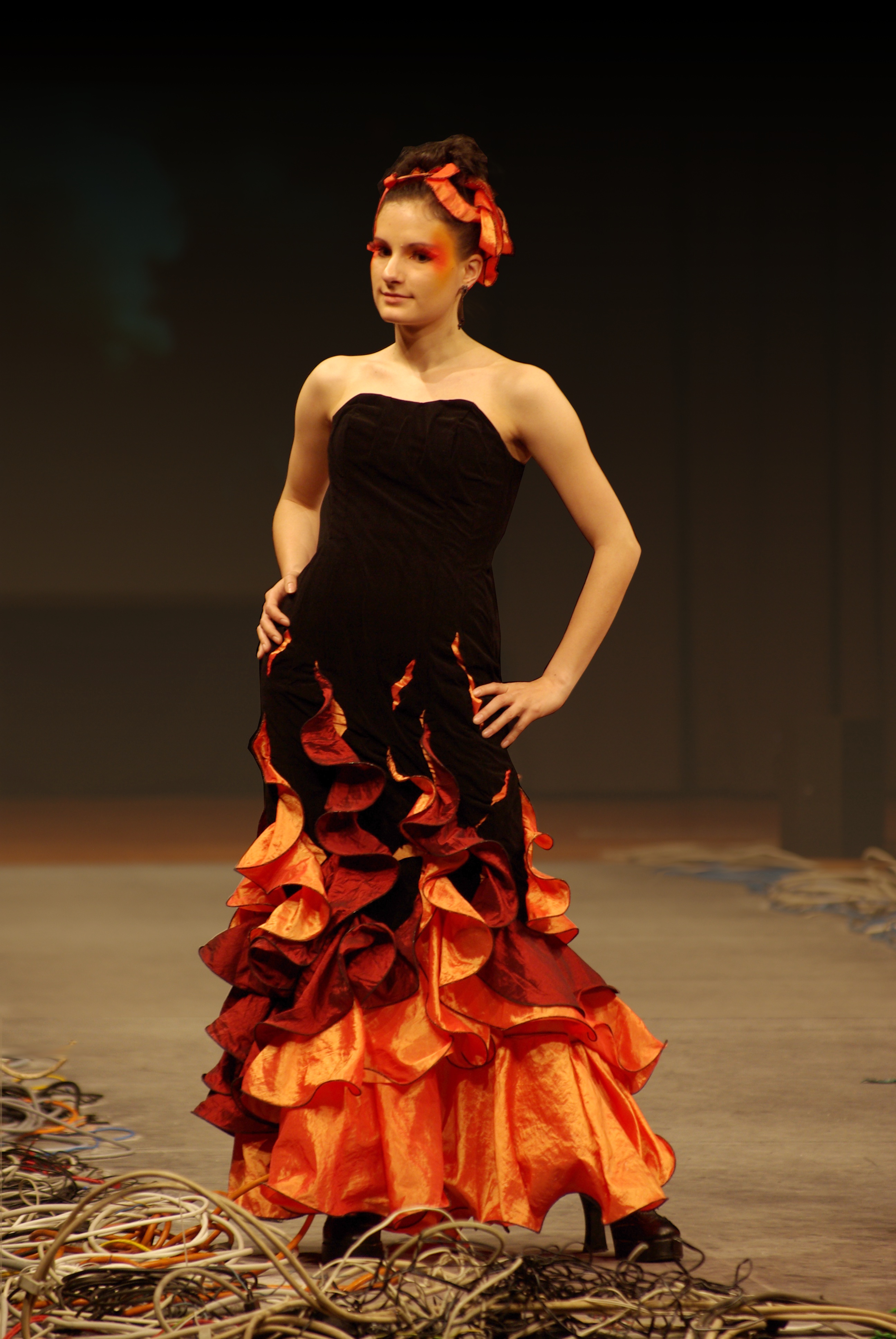 Bild: Kleid im Vulkan-Look auf dem Laufsteg.