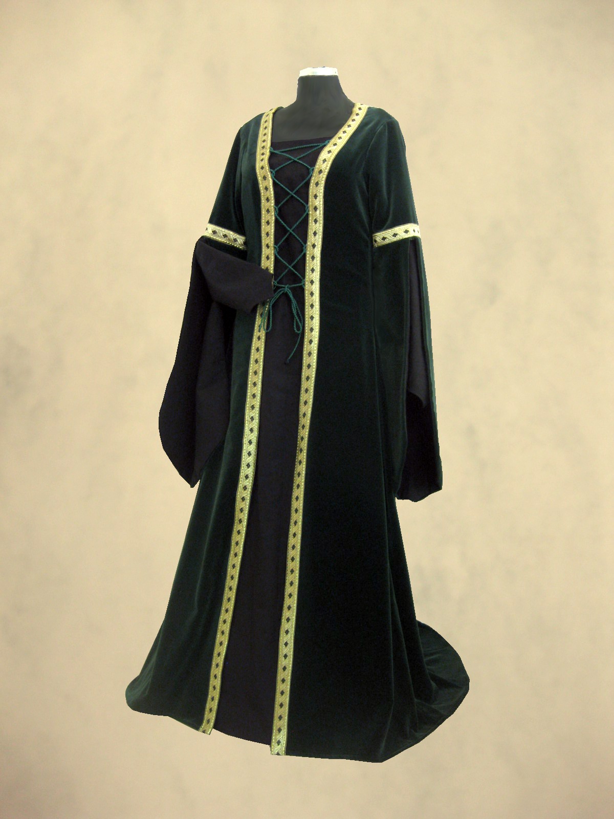 Bild: Samtkleid mit Unterkleid.